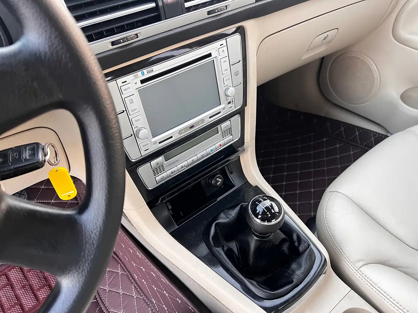 Volkswagen Passat Lingyu 2009 2.0L MFI Manual Premium фото 9