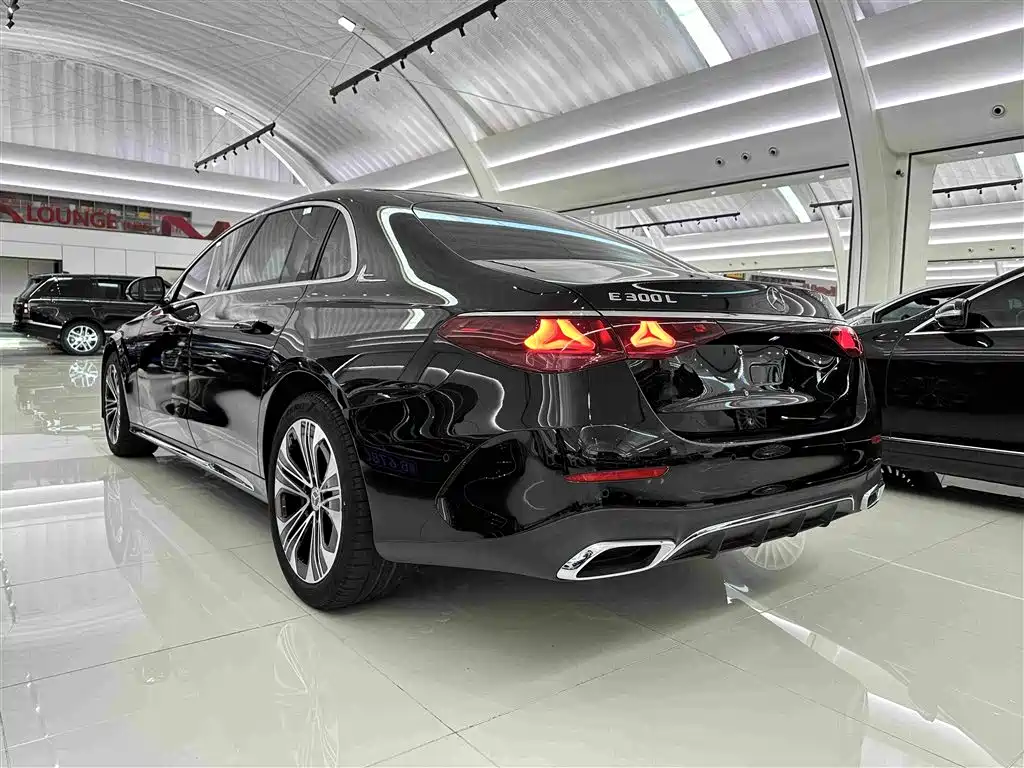Фото 5 - Mercedes-Benz E-Class