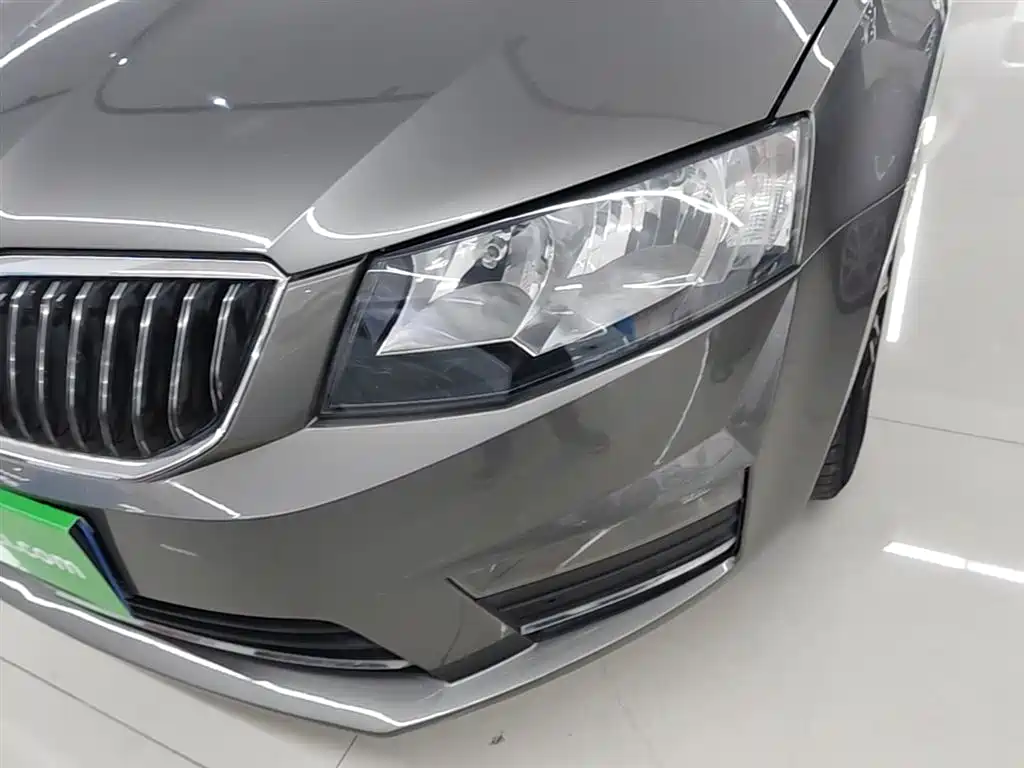 Škoda Octavia 2017 1.6L Automatic Smart Edition фото 24