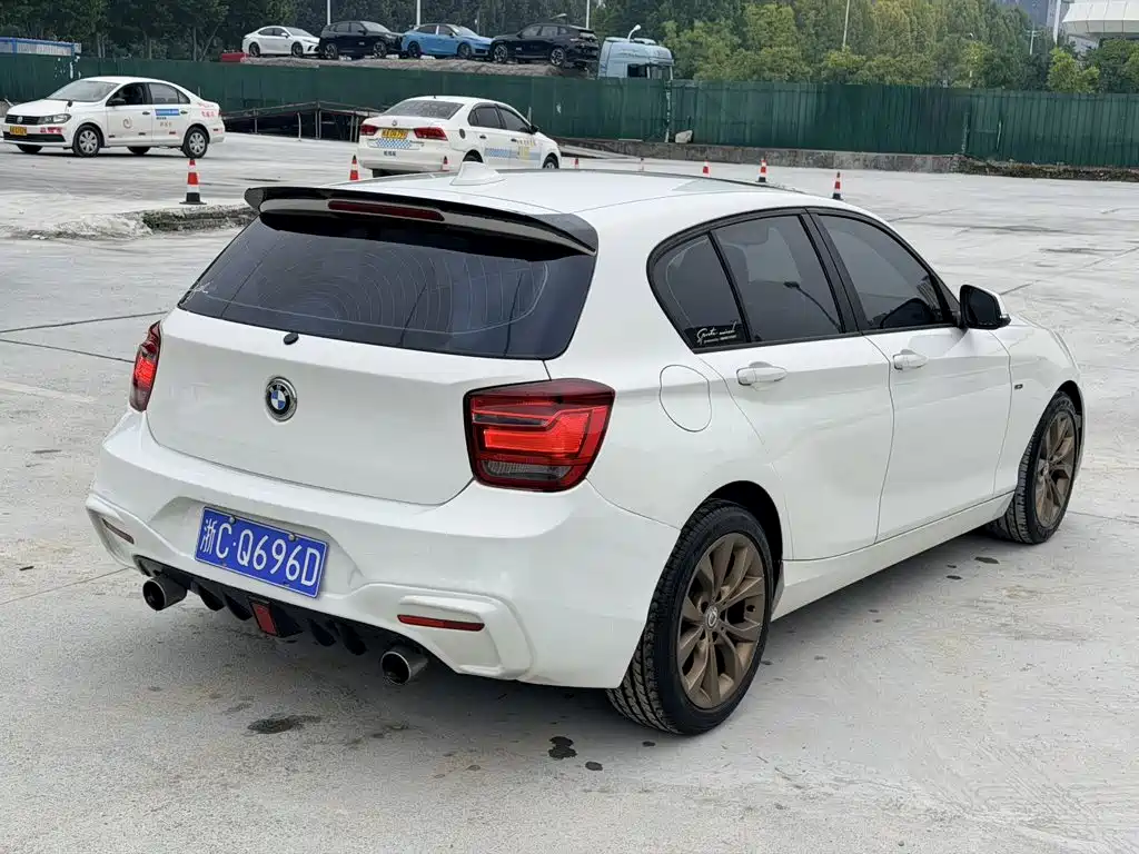 Photo 3 - BMW 1 Series (Import)