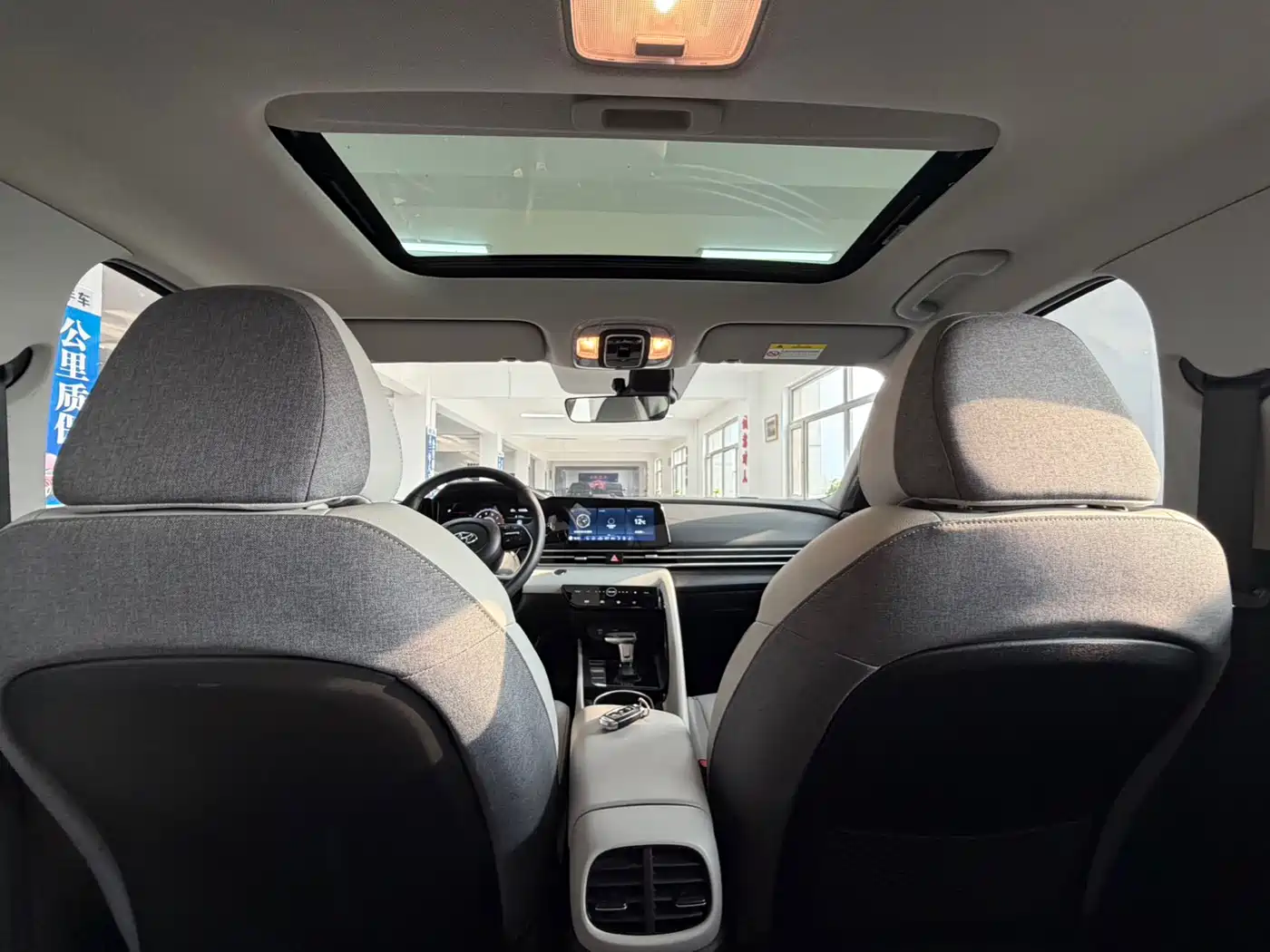 Hyundai Elantra 2022 1.5L CVT LUX Premium Edition фото 6