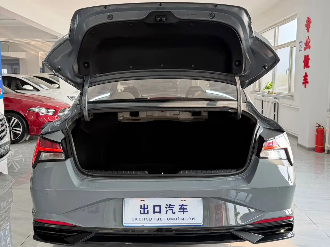 Hyundai Elantra 2022 1.5L CVT LUX Premium Edition фото 17