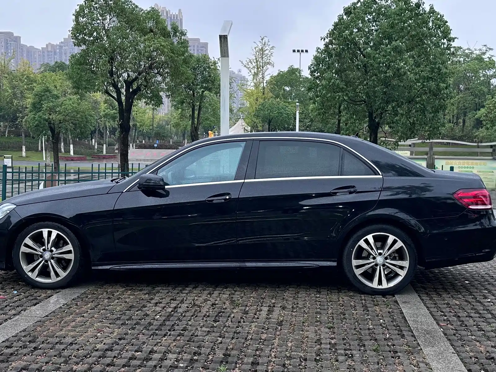 Фото 15 - Mercedes-Benz E-Class