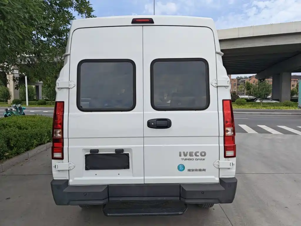 Iveco Daily 2024 2023 Model 2.5T A35M1 Short Wheelbase Medium Roof Single Tire Manual Door 5-9 Seats