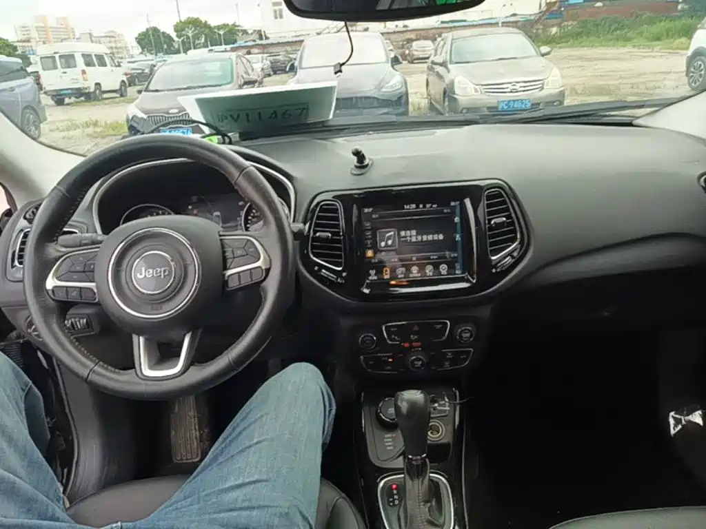 Фото 10 - Jeep Compass