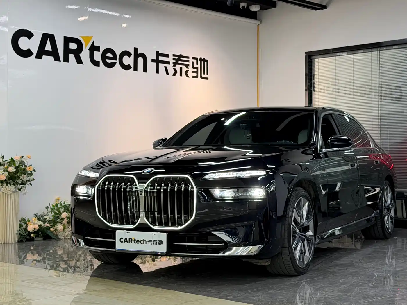 BMW 7 Series 2023 740Li Exclusive M Sport Package фото 18