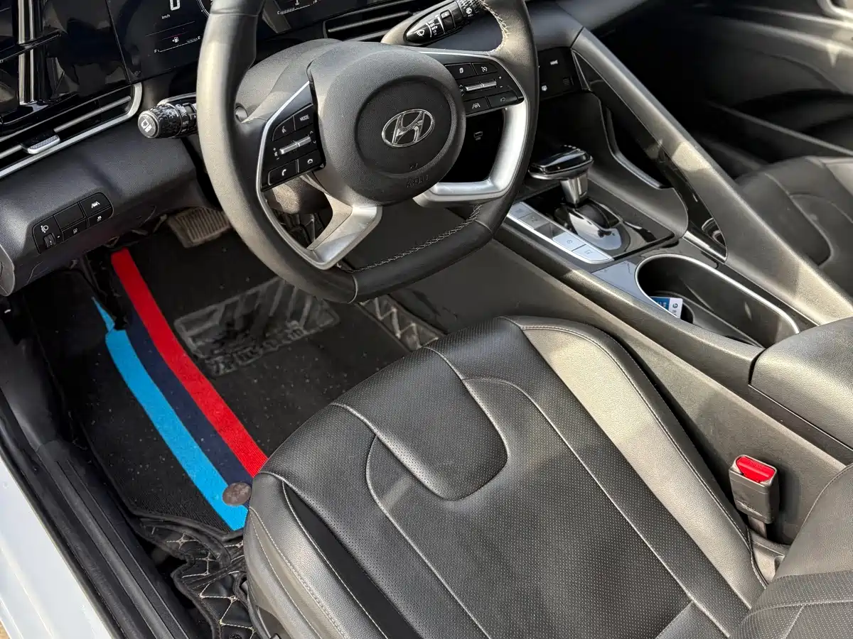 Hyundai Elantra 2022 1.5L CVT LUX Premium Edition фото 15