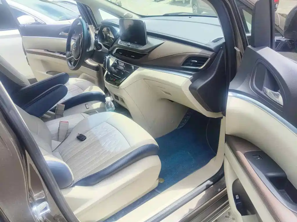 Фото 13 - Buick GL8