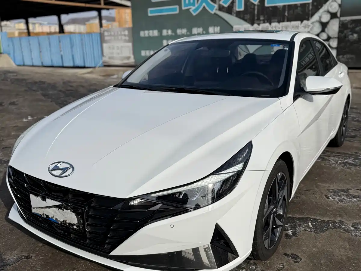 Hyundai Elantra 2022 1.5L CVT LUX Premium Edition фото 20