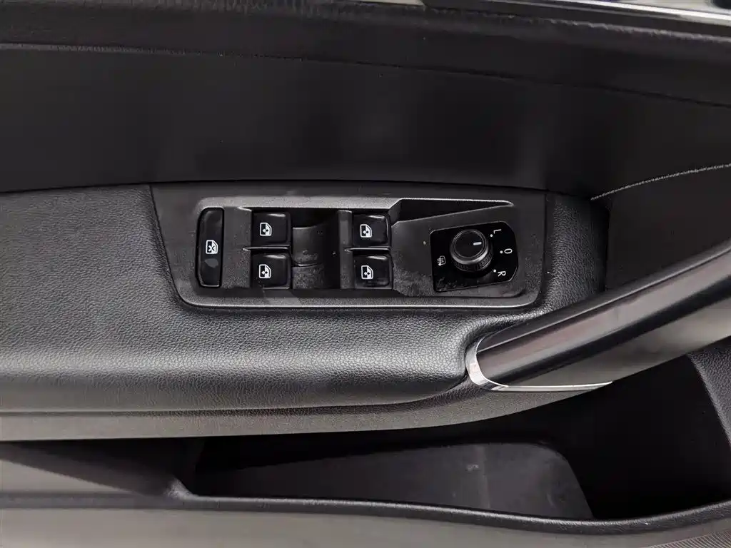 Volkswagen Touran 2018 Touran L 280TSI DSG Comfort 7-seater China V фото 9