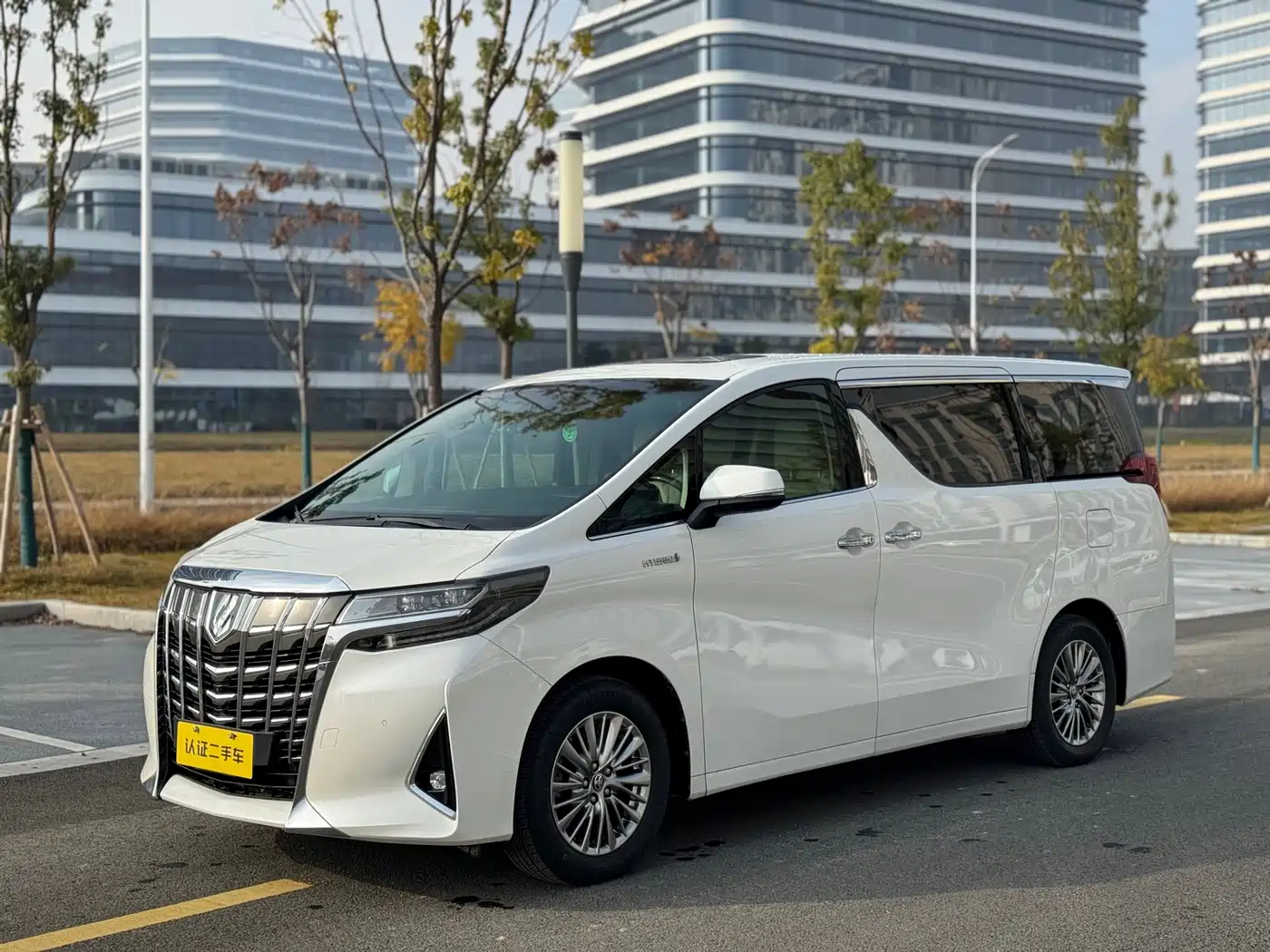Toyota Alphard 2019 Hybrid 2.5L Luxury фото 2