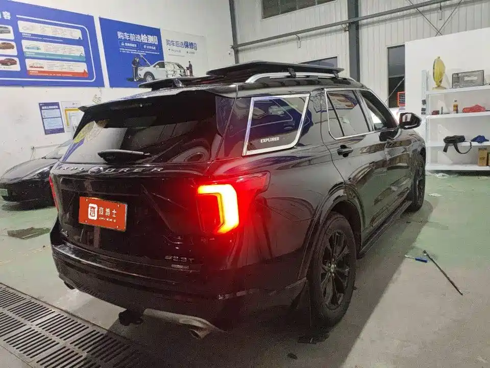 Фото 2 - Ford Explorer