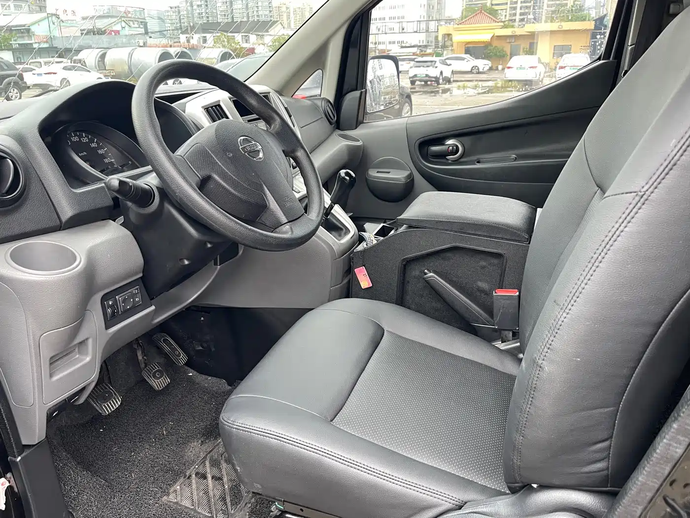Nissan NV200 2011 2011 1.6L 232-seat Premium Elegance Model