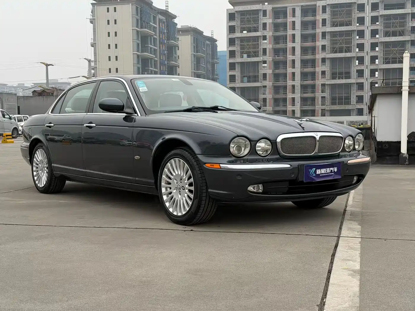 Photo 2 - Jaguar XJ