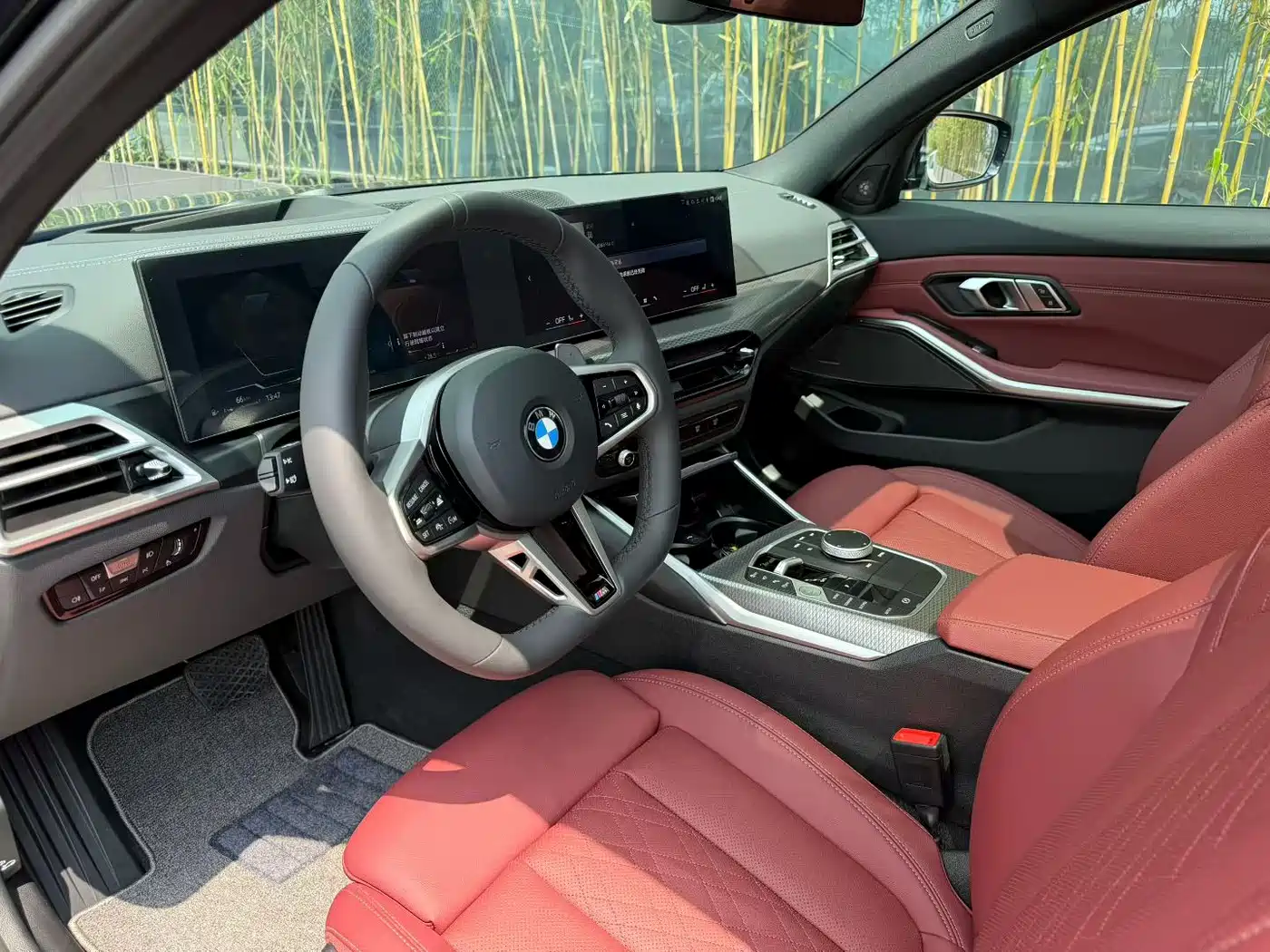 BMW 3 Series 2025 330i M Sport Night Edition фото 2