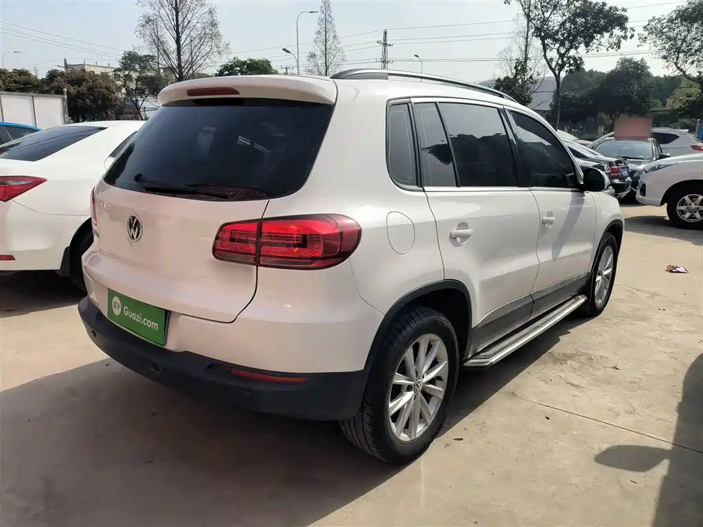 VOLKSWAGEN TIGUAN