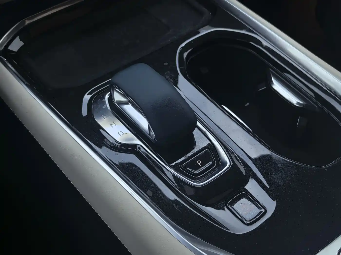 ZEEKR 009 2025 2024 6-seat Executive AWD 108kWh