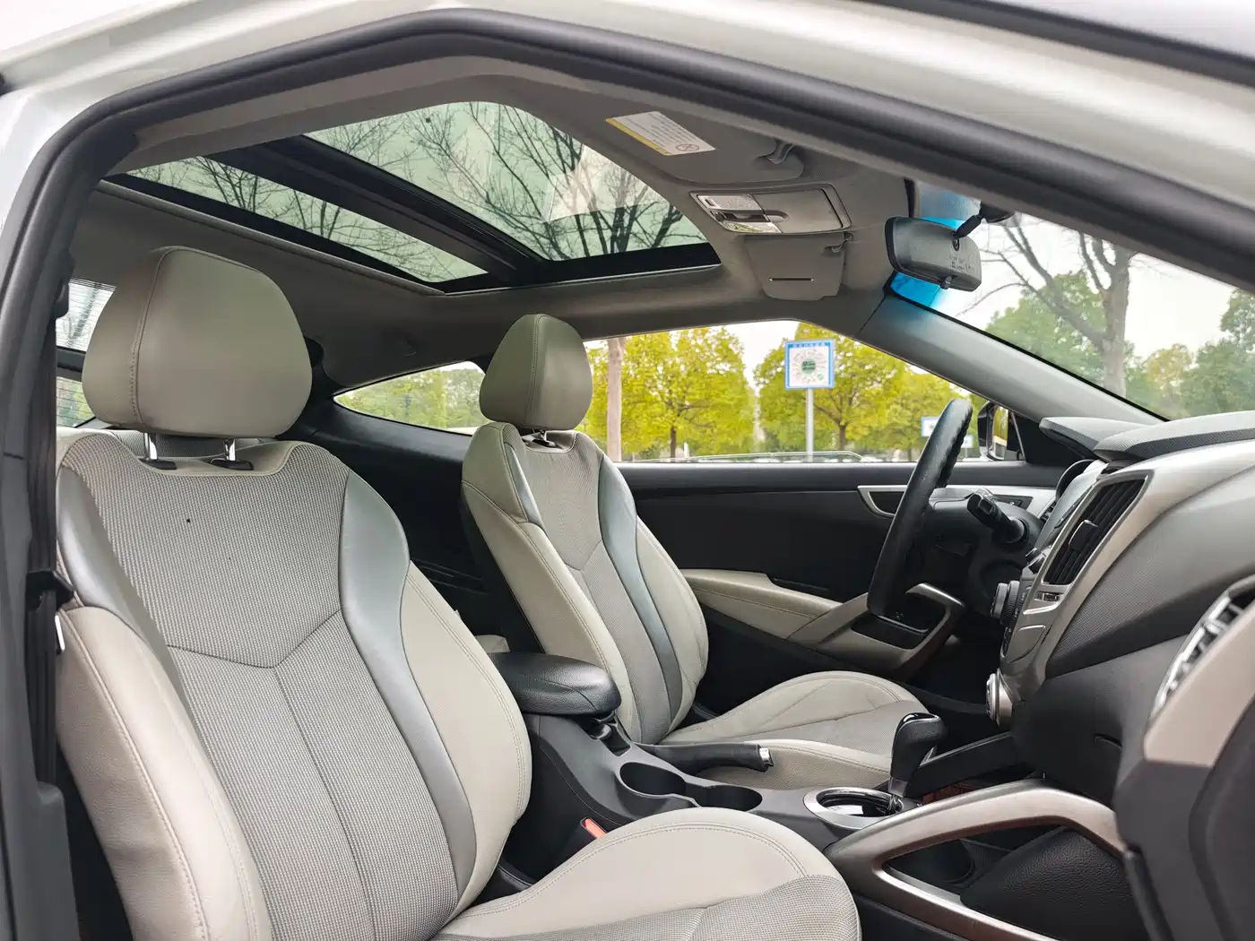 Hyundai Veloster 2012 1.6L Automatic Luxury Edition фото 27
