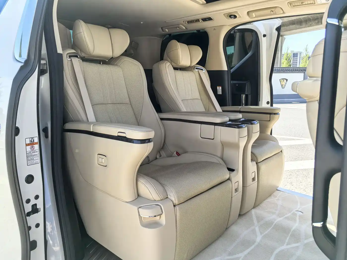 Toyota Alphard 2021 Hybrid 2.5L Premium фото 18