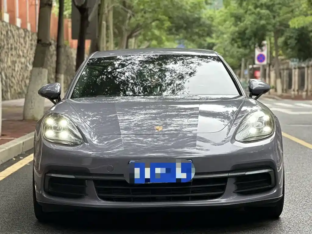 Photo 2 - Porsche Panamera