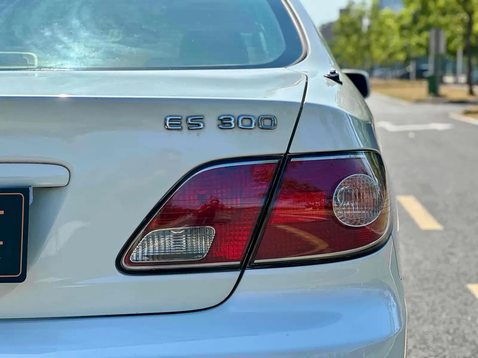 Photo 9 - Lexus ES