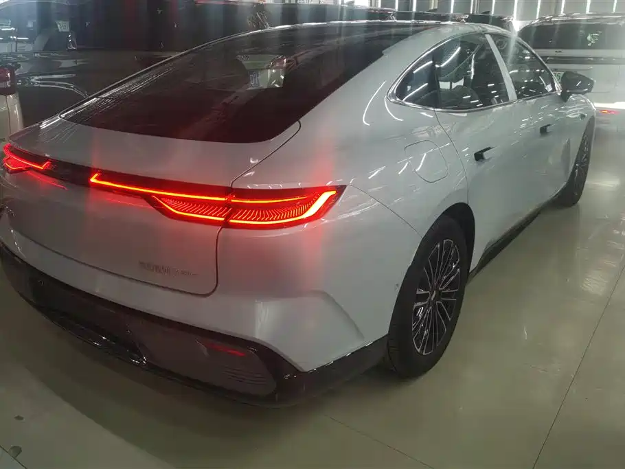 Geely Galaxy Galaxy Xingyao 8 2025 Model 60km EM-i Luxury Edition фото 3