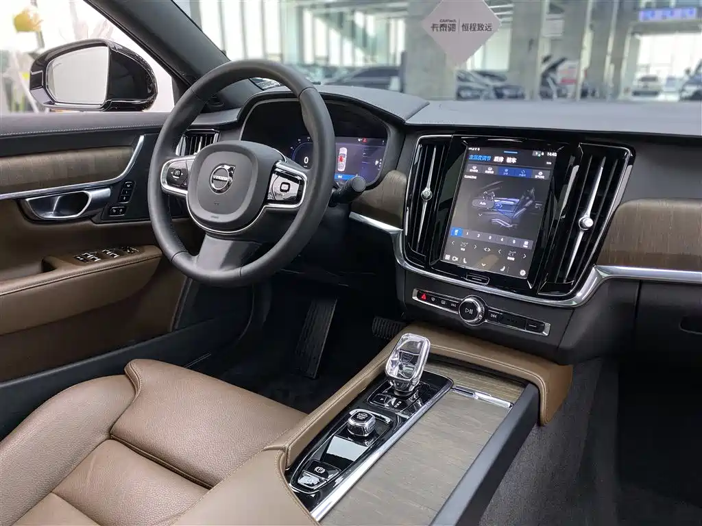 VOLVO S90