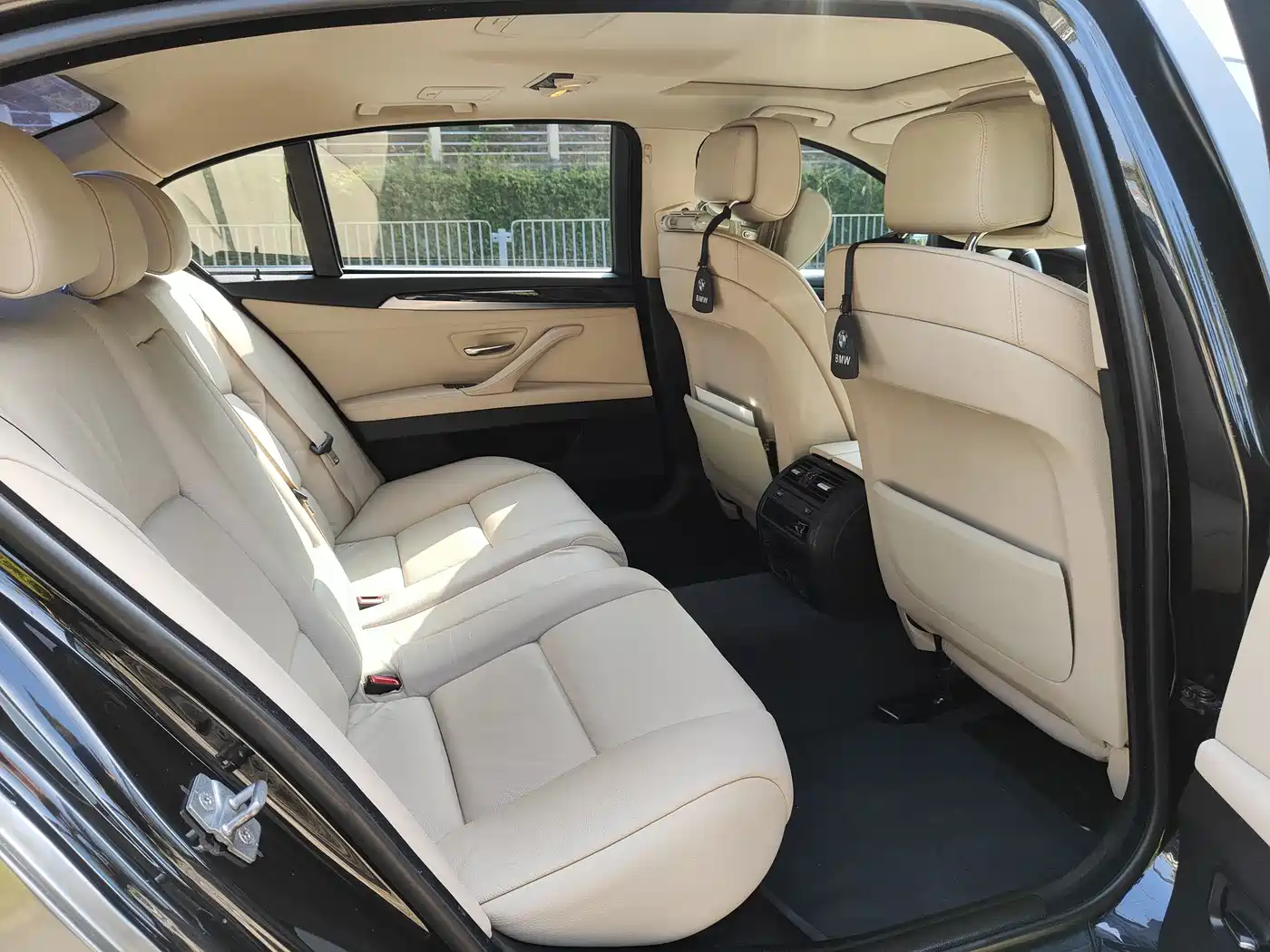 BMW 5 Series 2011 535Li Leading фото 13
