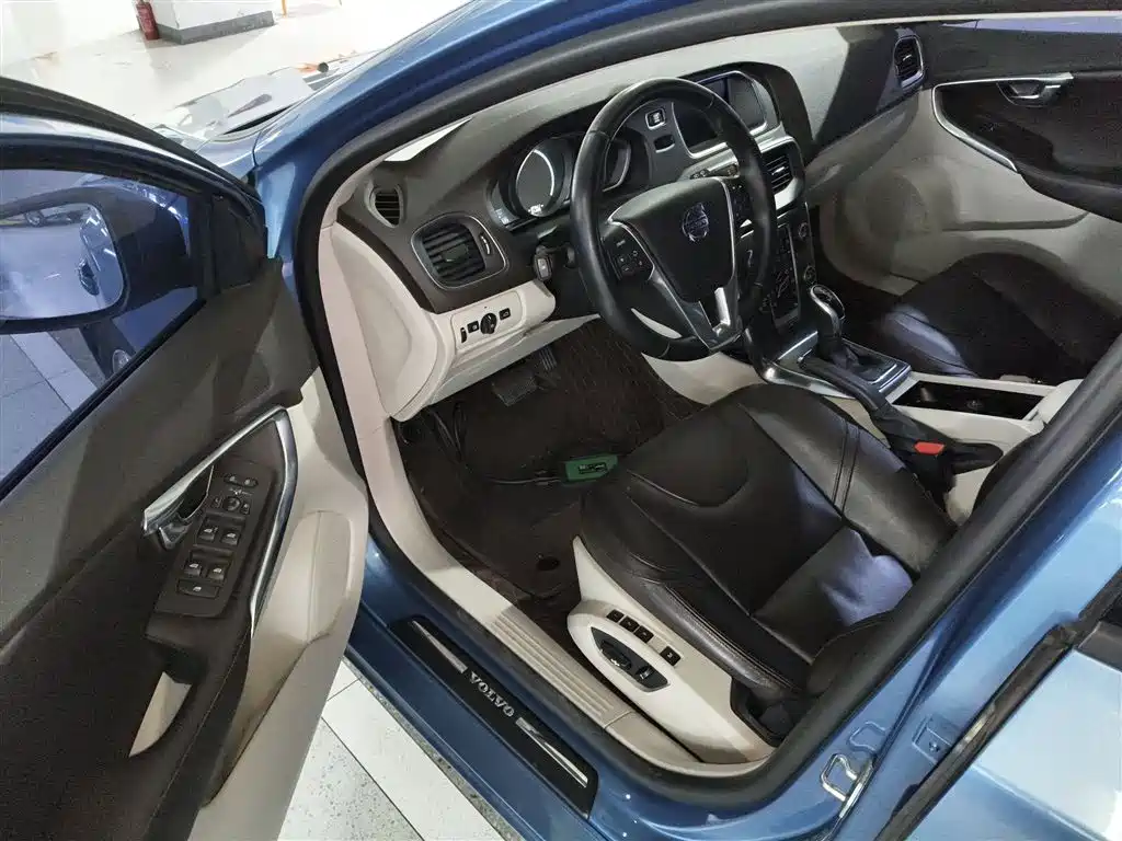 Фото 12 - Volvo V40
