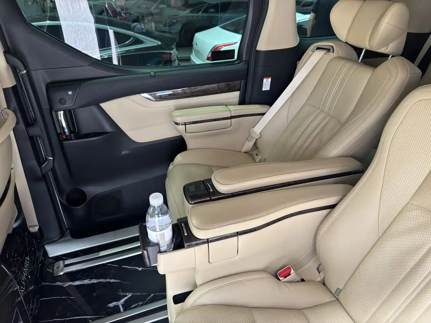 Toyota Alphard 2021 Hybrid 2.5L Ultimate фото 17