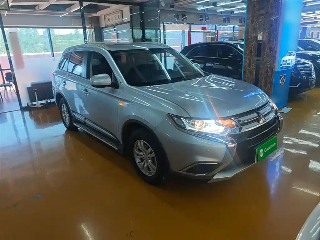 Mitsubishi Outlander 2016 2.0L 2WD Fashion Edition 5-seater фото 4