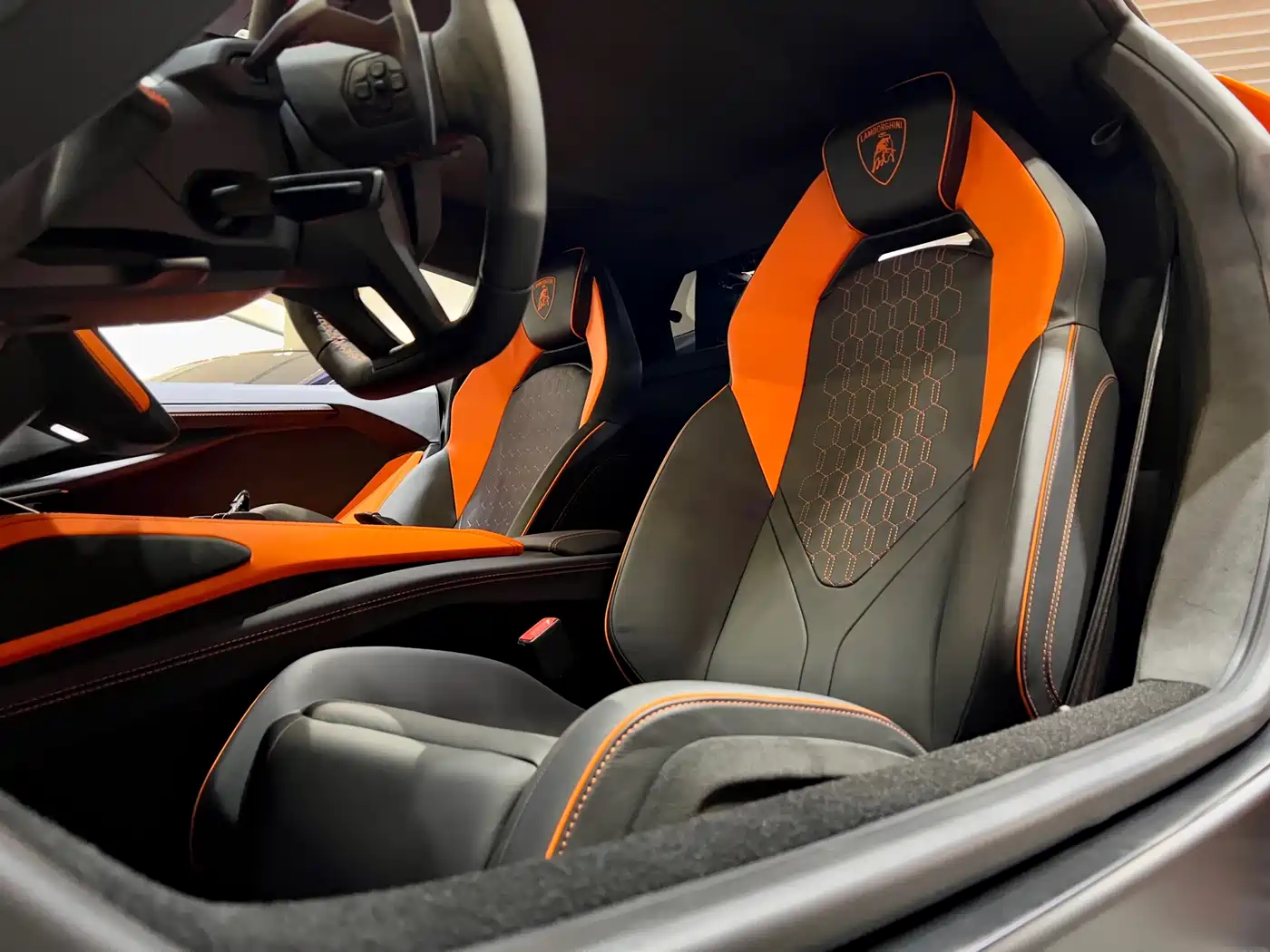 LAMBORGHINI REVUELTO