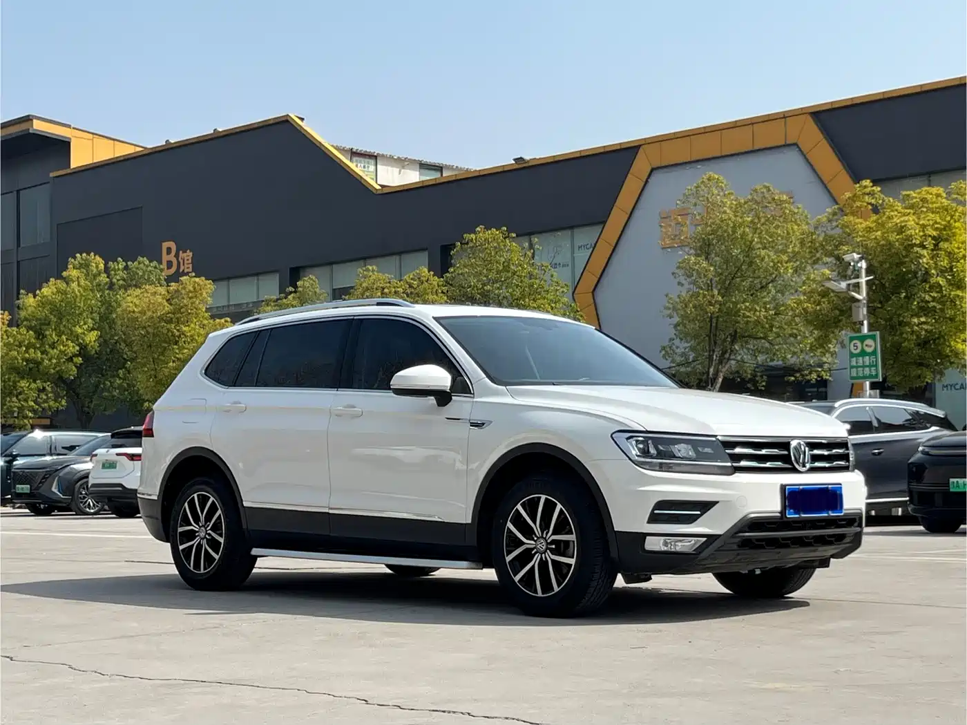 Volkswagen Tiguan L 2018 Facelift 330TSI Automatic 2WD Luxury Edition фото 3