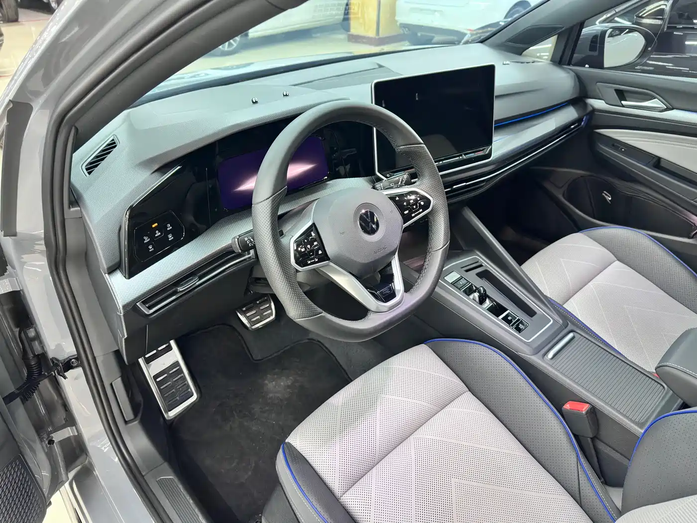 Volkswagen Golf 2025 300TSI R-Line фото 8