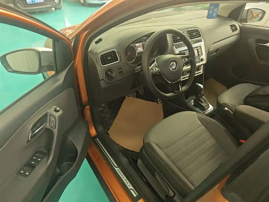 Volkswagen Polo 2016 1.6L Cross Polo Automatic фото 16
