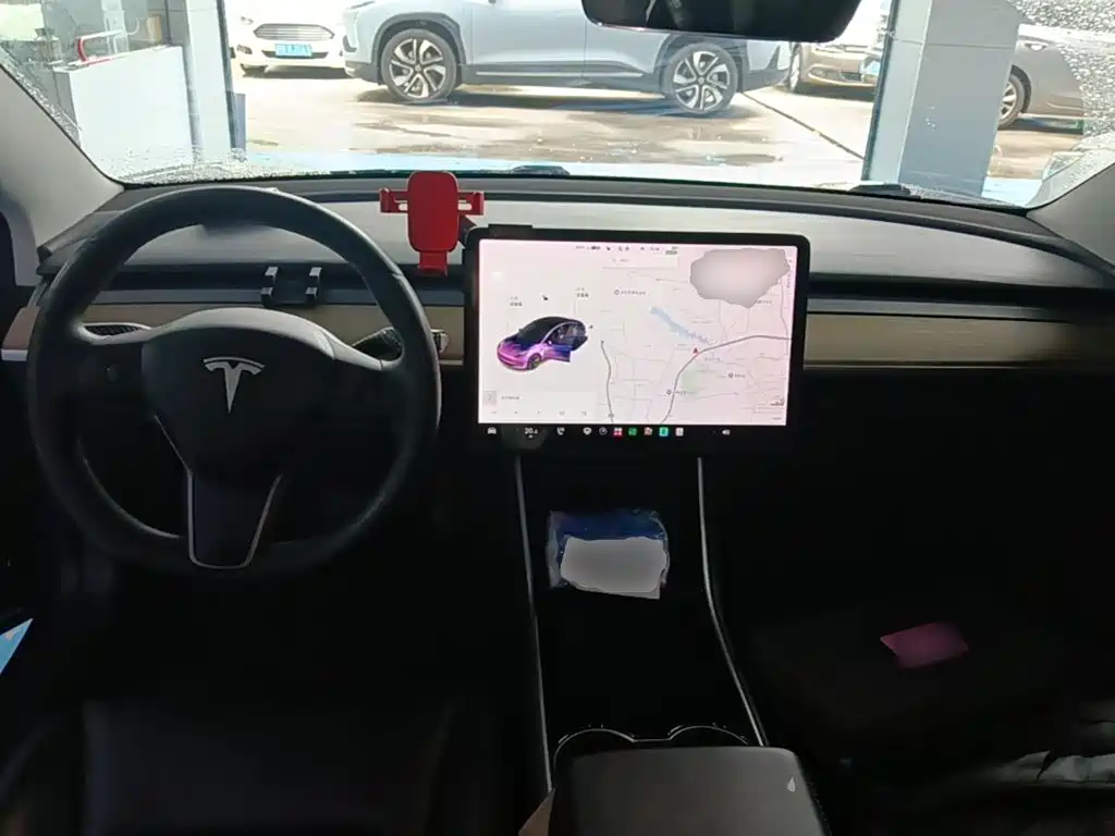 Фото 10 - Tesla Model 3