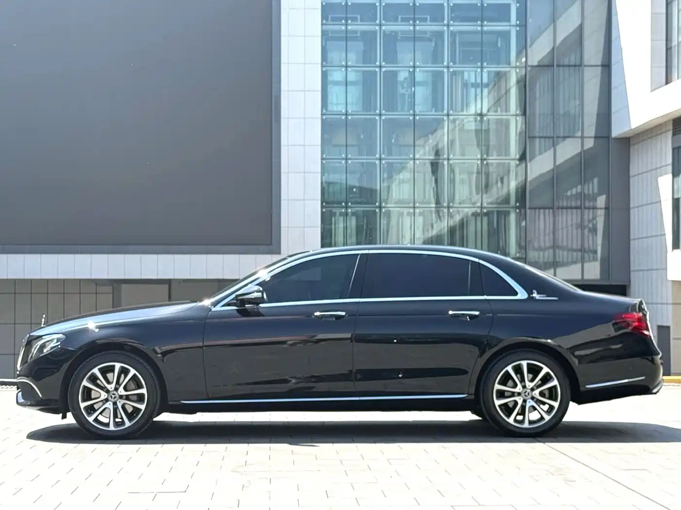 Mercedes-Benz E-Class 2018 E 300 L Luxury фото 9