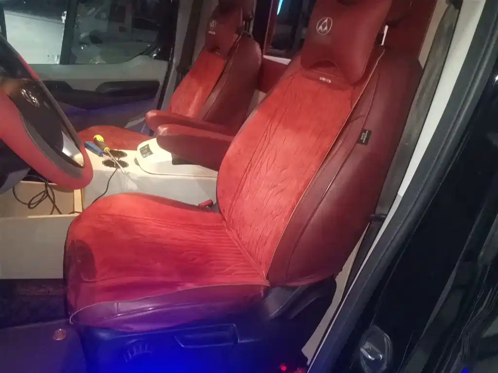 SAIC Maxus Xintu V90 2022 2.0T Automatic Zhiyun King RWD Extended Wheelbase High Roof Single Rear Tire 6/7-Seater фото 15