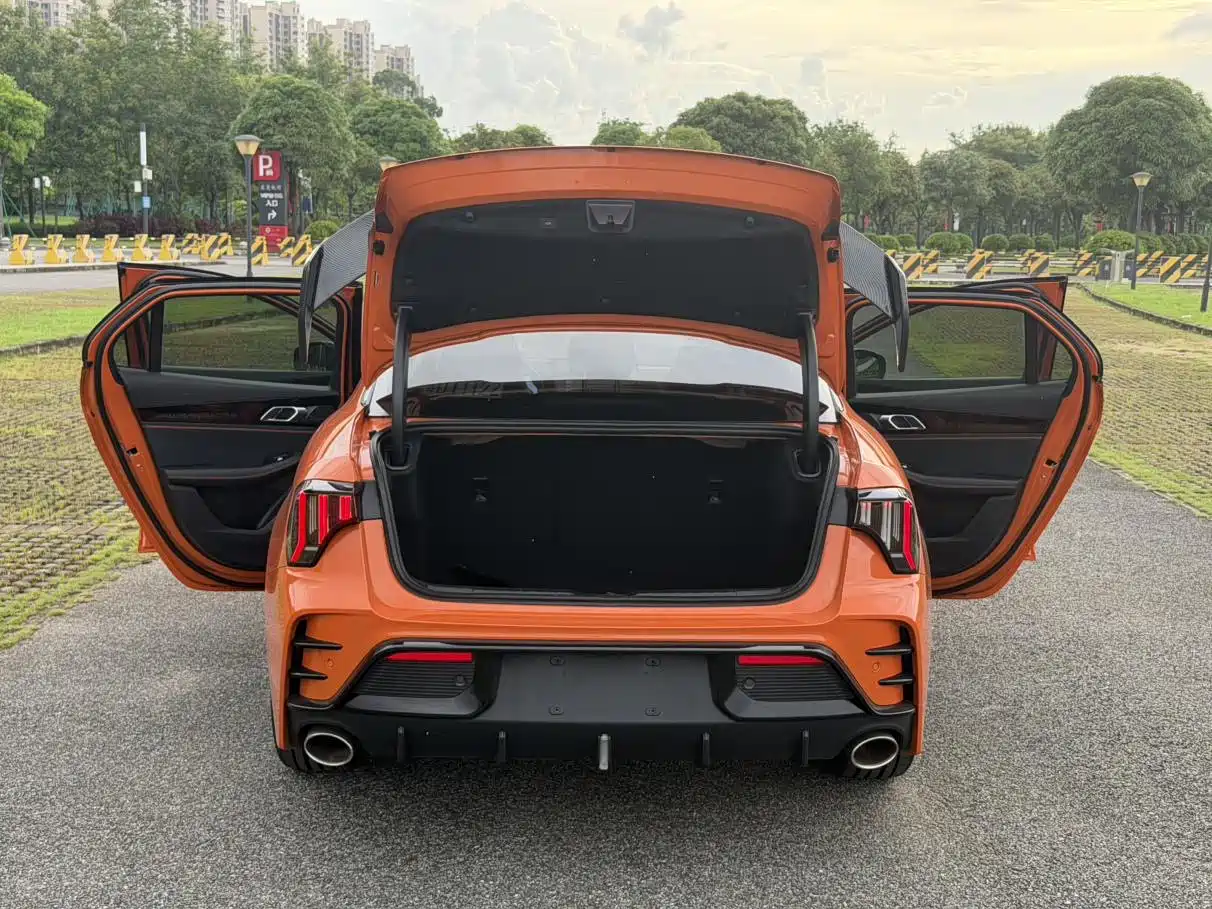 Фото 29 - Lynk & Co 03