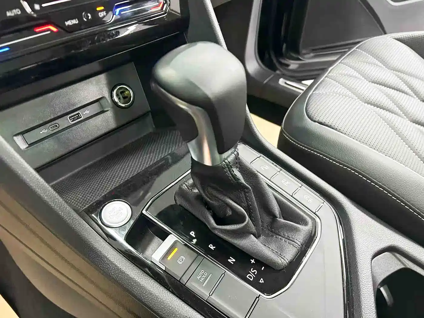Volkswagen Tiguan L 2024 330TSI Automatic 2WD R-Line Premium Enjoyment Edition фото 21