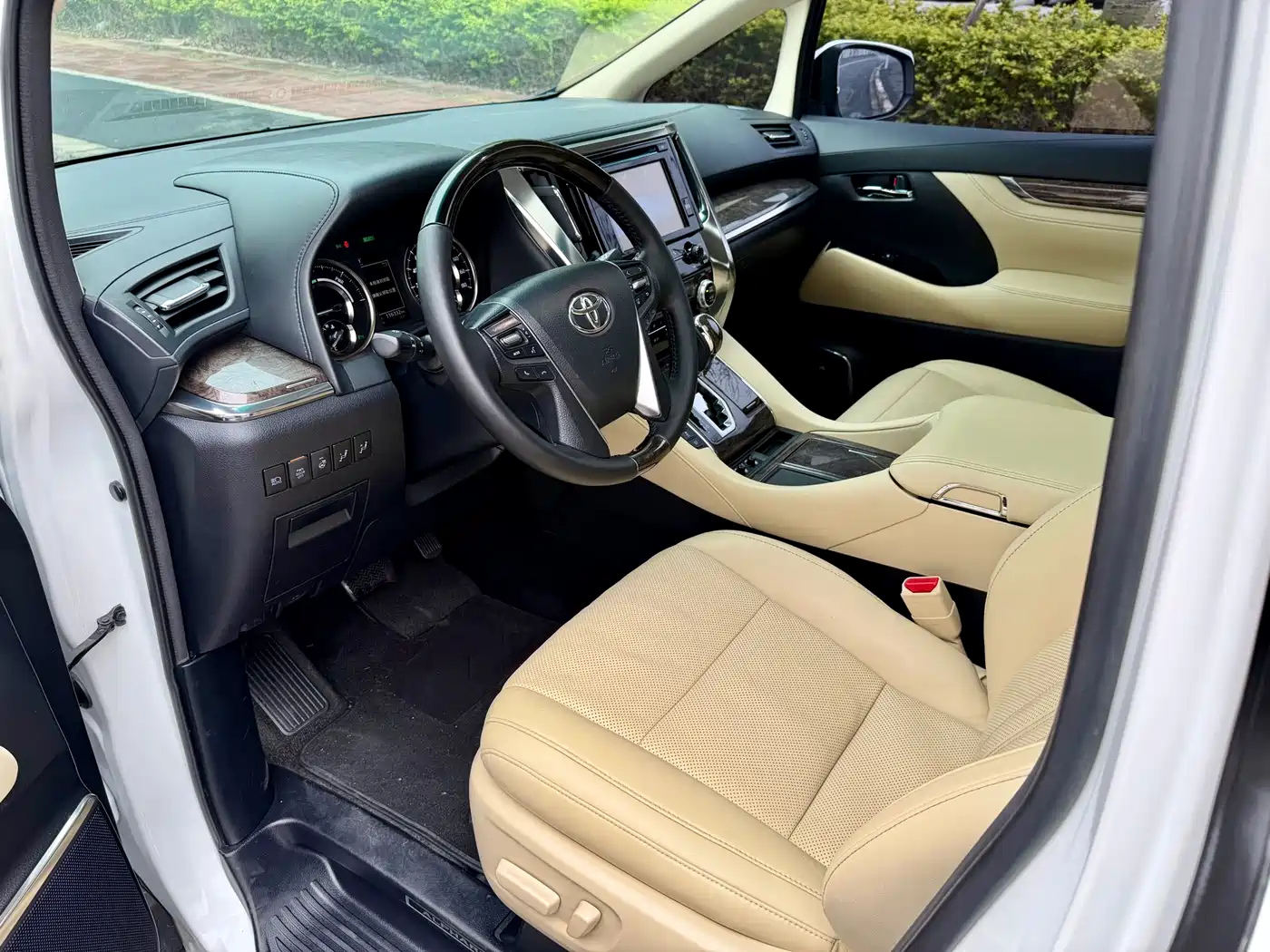 Toyota Alphard 2019 Hybrid 2.5L Premium Edition фото 14