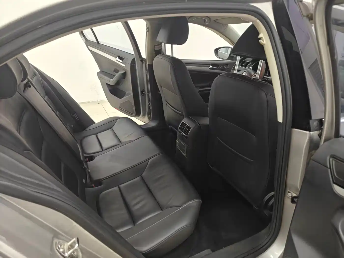 Volkswagen Sagitar 2015 1.6L Automatic Comfort фото 12