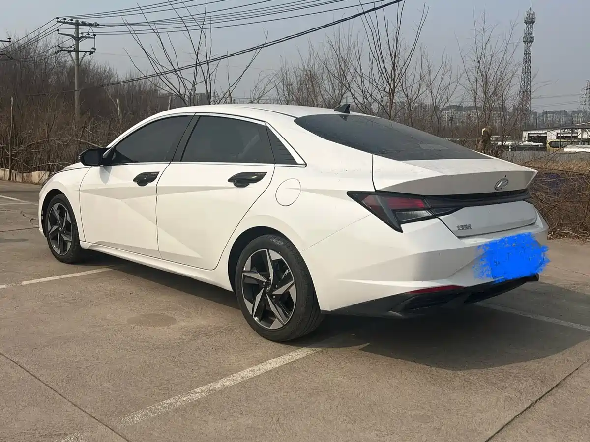 Hyundai Elantra 2021 1.5L CVT LUX Premium Edition фото 4