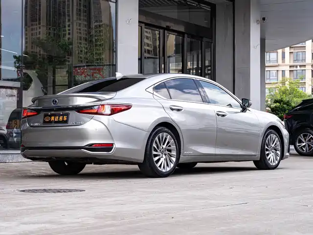 Lexus ES 2018 300h Executive Edition China V — фото 3