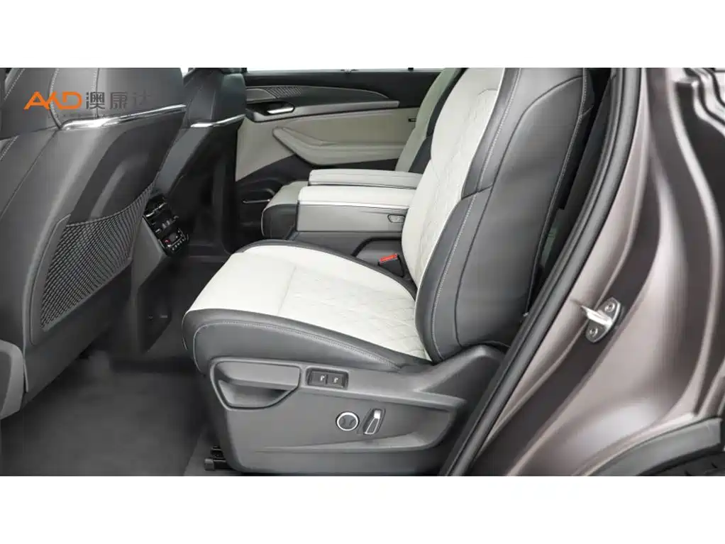 AUDI Q6