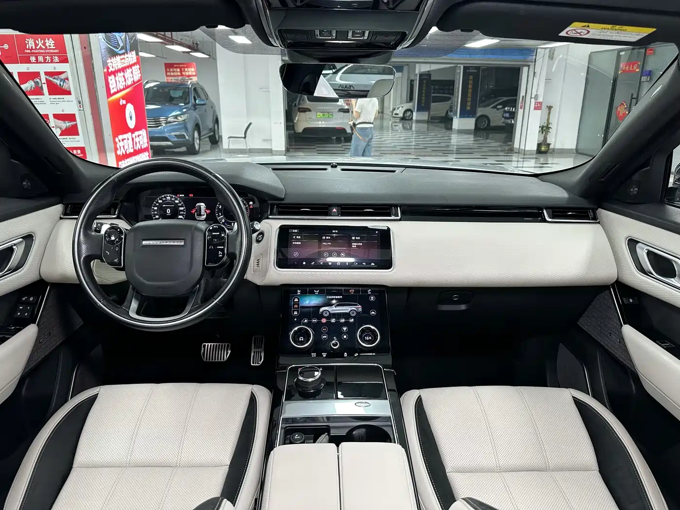 Photo 14 - Land Rover Range Rover Velar