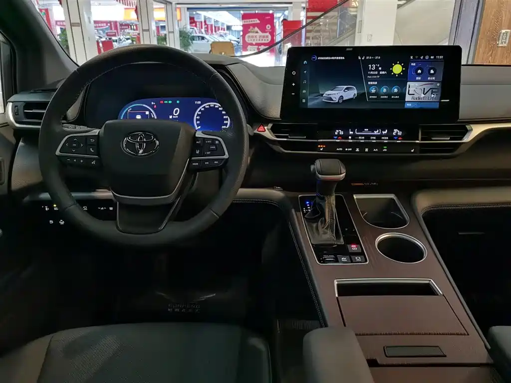 Toyota Granvia 2024 2.5L Hybrid Premium PLUS 4WD Edition фото 10