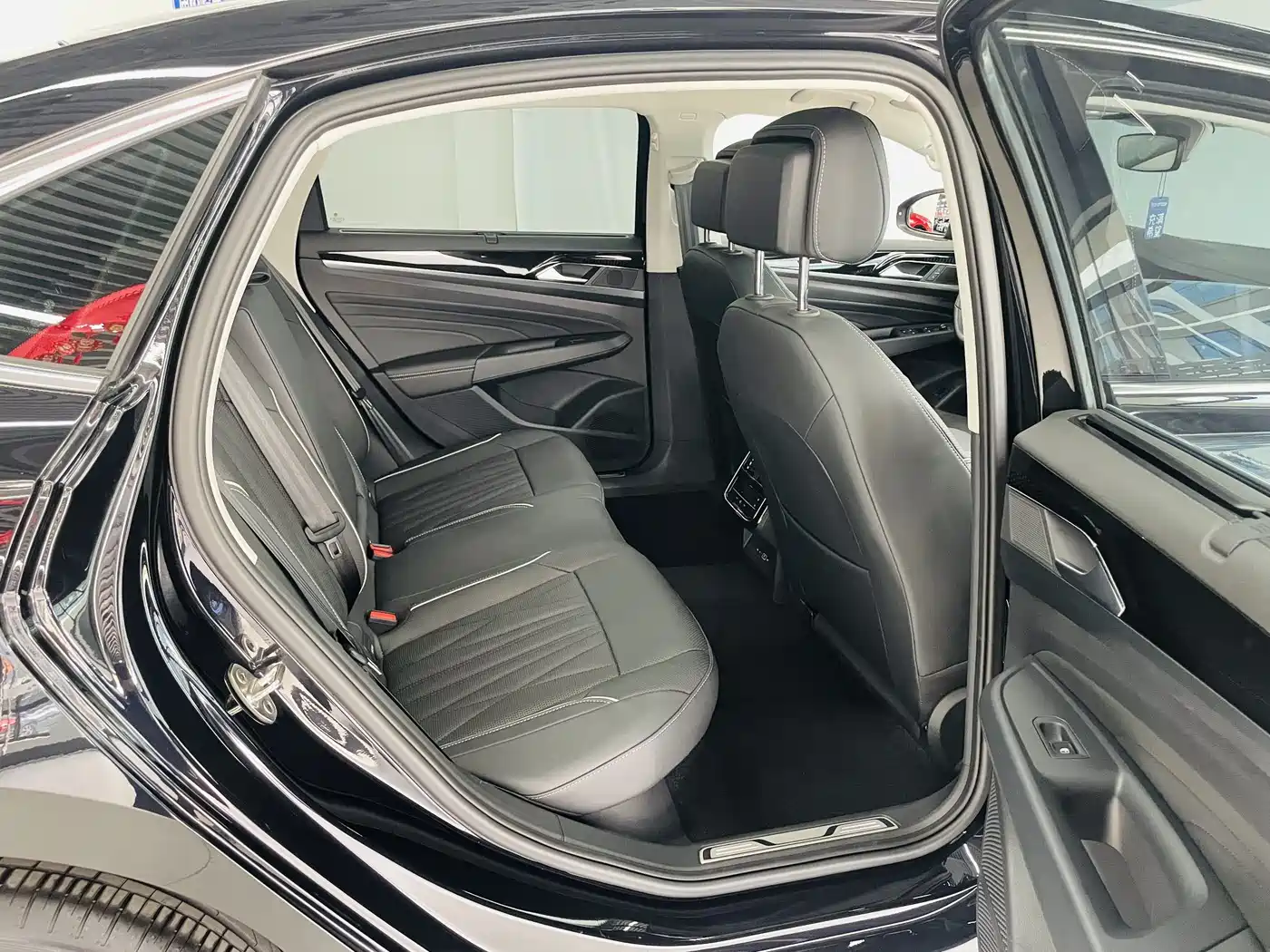 Volkswagen Passat 2023 380TSI Luxury Edition фото 14