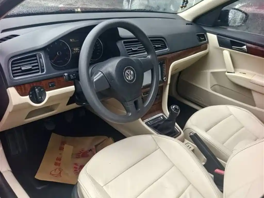 Volkswagen Lavida 2013 Facelift Classic 1.6L Manual Comfort фото 5