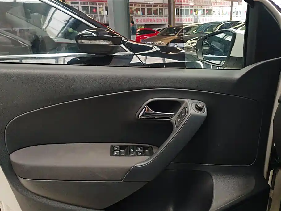 Volkswagen Polo 2016 1.6L Automatic Comfort фото 7